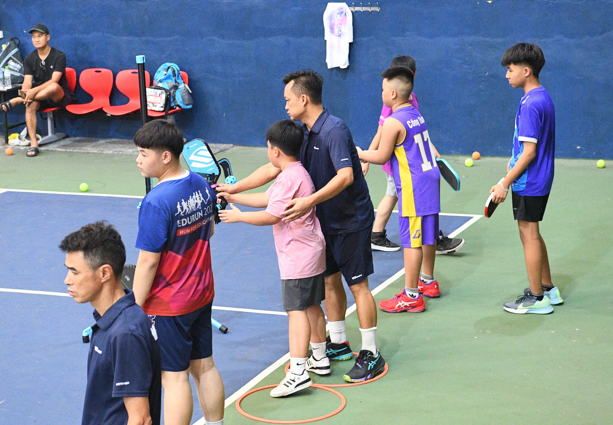 “Khối nghỉ hè” đầm đìa mồ hôi trên sân pickleball: HLV hụt hơi, phụ huynh chi tiền triệu- Ảnh 9. “Khối nghỉ hè” đầm đìa mồ hôi trên sân pickleball: HLV hụt hơi, phụ huynh chi tiền triệu- Ảnh 9.