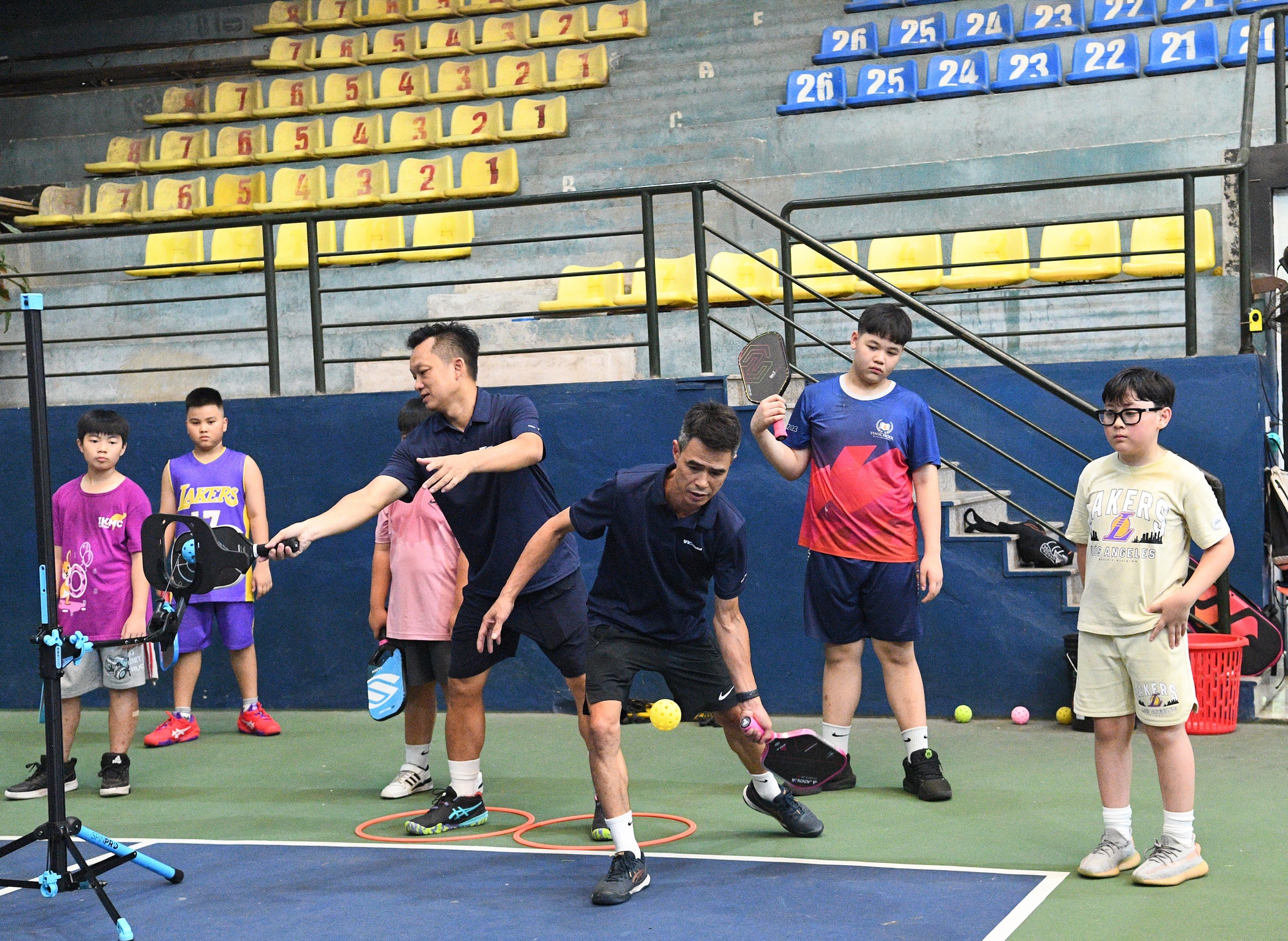 “Khối nghỉ hè” đầm đìa mồ hôi trên sân pickleball: HLV hụt hơi, phụ huynh chi tiền triệu- Ảnh 11. “Khối nghỉ hè” đầm đìa mồ hôi trên sân pickleball: HLV hụt hơi, phụ huynh chi tiền triệu- Ảnh 11.