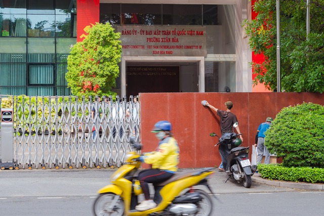 TP.HCM trước giờ sáp nhập: Các trụ sở đồng loạt thay bảng tên hành chính, sẵn sàng cho dấu mốc lịch sử- Ảnh 1. TP.HCM trước giờ sáp nhập: Các trụ sở đồng loạt thay bảng tên hành chính, sẵn sàng cho dấu mốc lịch sử- Ảnh 1.