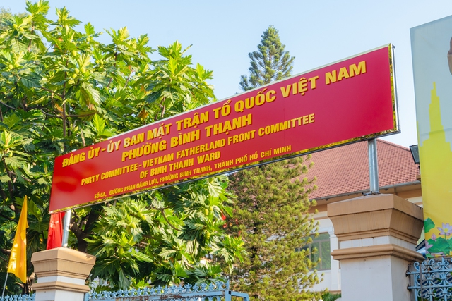 TP.HCM trước giờ sáp nhập: Các trụ sở đồng loạt thay bảng tên hành chính, sẵn sàng cho dấu mốc lịch sử- Ảnh 7. TP.HCM trước giờ sáp nhập: Các trụ sở đồng loạt thay bảng tên hành chính, sẵn sàng cho dấu mốc lịch sử- Ảnh 7.