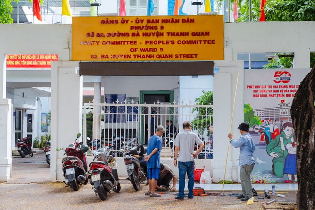 TP.HCM trước giờ sáp nhập: Các trụ sở đồng loạt thay bảng tên hành chính, sẵn sàng cho dấu mốc lịch sử- Ảnh 3. TP.HCM trước giờ sáp nhập: Các trụ sở đồng loạt thay bảng tên hành chính, sẵn sàng cho dấu mốc lịch sử- Ảnh 3.