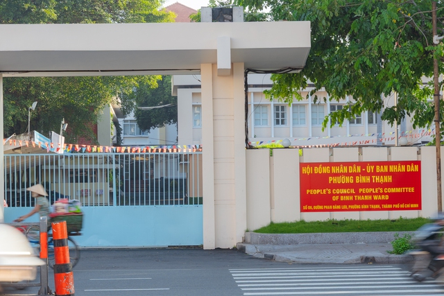 TP.HCM trước giờ sáp nhập: Các trụ sở đồng loạt thay bảng tên hành chính, sẵn sàng cho dấu mốc lịch sử- Ảnh 6. TP.HCM trước giờ sáp nhập: Các trụ sở đồng loạt thay bảng tên hành chính, sẵn sàng cho dấu mốc lịch sử- Ảnh 6.