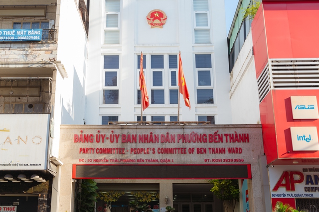 TP.HCM trước giờ sáp nhập: Các trụ sở đồng loạt thay bảng tên hành chính, sẵn sàng cho dấu mốc lịch sử- Ảnh 8. TP.HCM trước giờ sáp nhập: Các trụ sở đồng loạt thay bảng tên hành chính, sẵn sàng cho dấu mốc lịch sử- Ảnh 8.