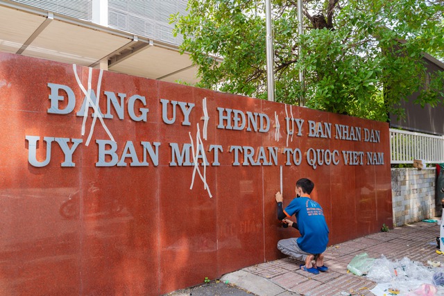 TP.HCM trước giờ sáp nhập: Các trụ sở đồng loạt thay bảng tên hành chính, sẵn sàng cho dấu mốc lịch sử- Ảnh 2. TP.HCM trước giờ sáp nhập: Các trụ sở đồng loạt thay bảng tên hành chính, sẵn sàng cho dấu mốc lịch sử- Ảnh 2.