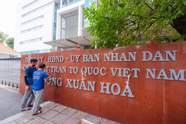 TP.HCM trước giờ sáp nhập: Các trụ sở đồng loạt thay bảng tên hành chính, sẵn sàng cho dấu mốc lịch sử- Ảnh 4. TP.HCM trước giờ sáp nhập: Các trụ sở đồng loạt thay bảng tên hành chính, sẵn sàng cho dấu mốc lịch sử- Ảnh 4.
