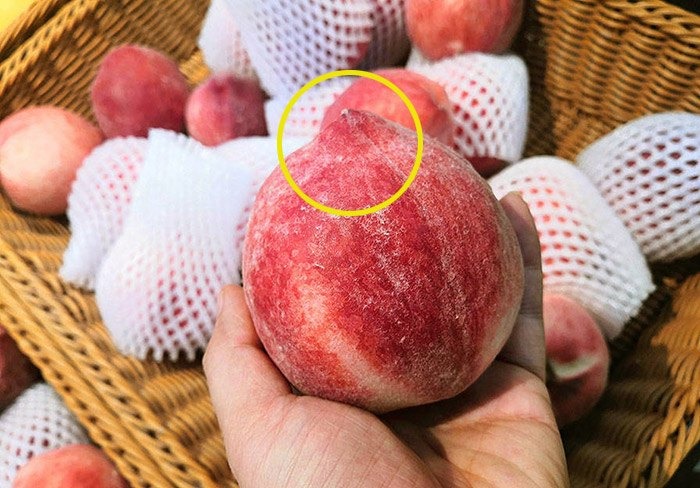 Mua đào cứ thấy chỗ này nhọn lên là ngọt giòn: Bí mật người bán hàng không bao giờ nói- Ảnh 1.