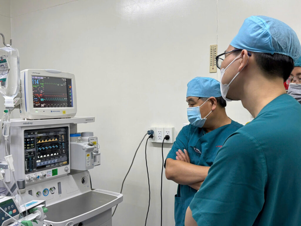 Gia đình ngậm ngùi tiễn biệt người phụ nữ qua đời vì TNGT: Trắng đêm "hồi sinh" 3 sự sống từ tim và 2 thận của người hiến chết não- Ảnh 1.