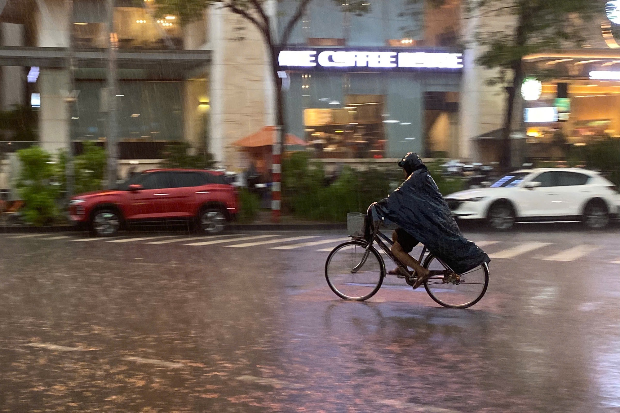 Hà Nội lúc này: Mưa ngập lênh láng nhiều tuyến phố, dân công sở vất vả về nhà giờ tan tầm- Ảnh 3.