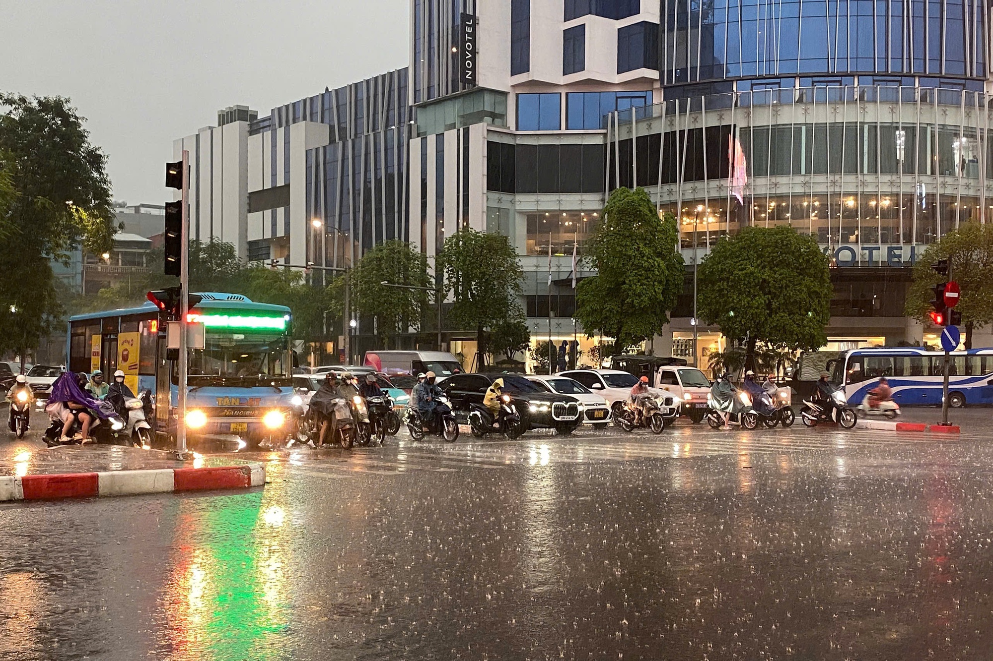 Hà Nội lúc này: Mưa ngập lênh láng nhiều tuyến phố, dân công sở vất vả về nhà giờ tan tầm- Ảnh 4.