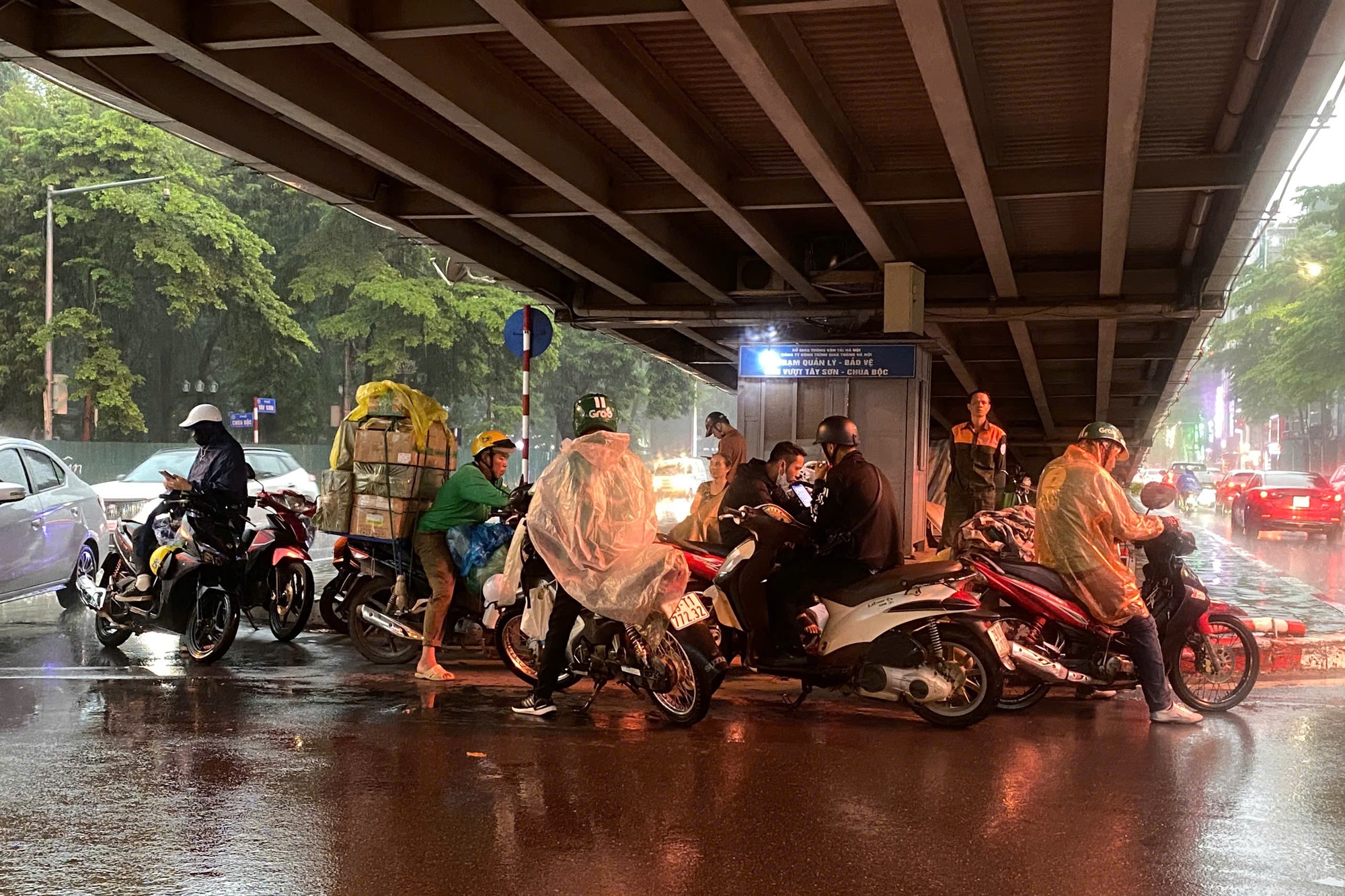 Hà Nội lúc này: Mưa ngập lênh láng nhiều tuyến phố, dân công sở vất vả về nhà giờ tan tầm- Ảnh 5.