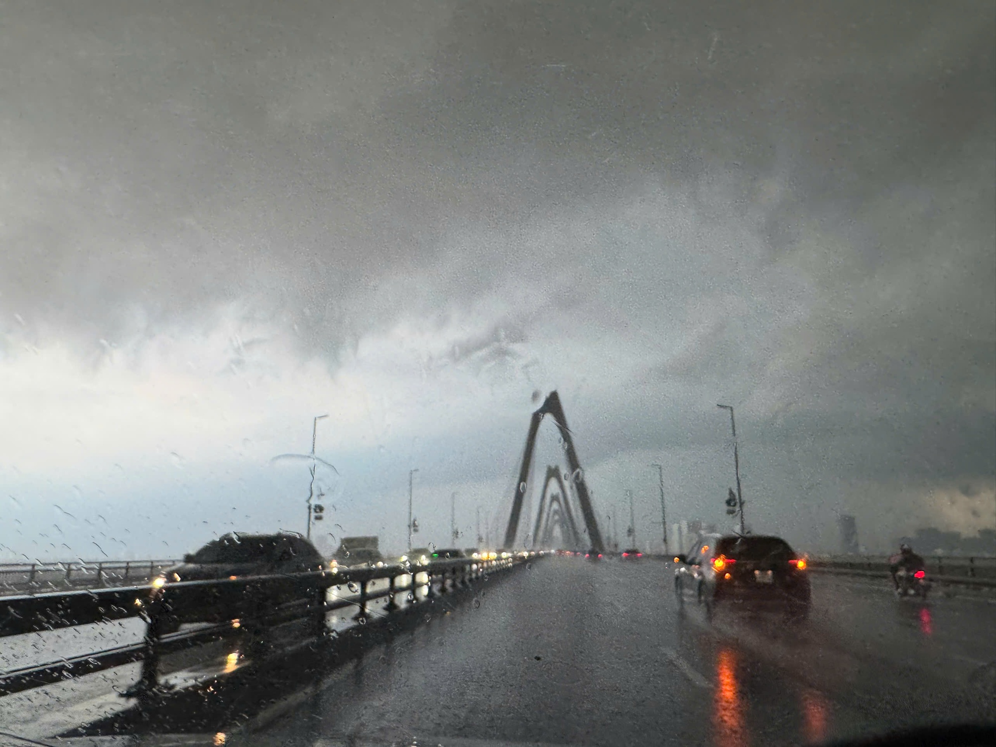 Hà Nội lúc này: Mưa ngập lênh láng nhiều tuyến phố, dân công sở vất vả về nhà giờ tan tầm- Ảnh 6.