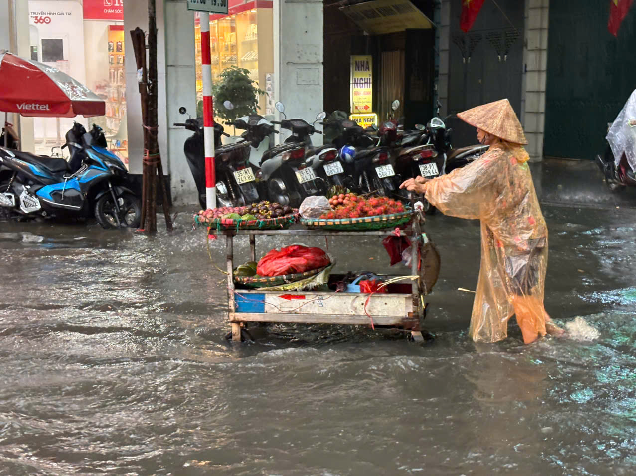 Hà Nội lúc này: Mưa ngập lênh láng nhiều tuyến phố, dân công sở vất vả về nhà giờ tan tầm- Ảnh 7.