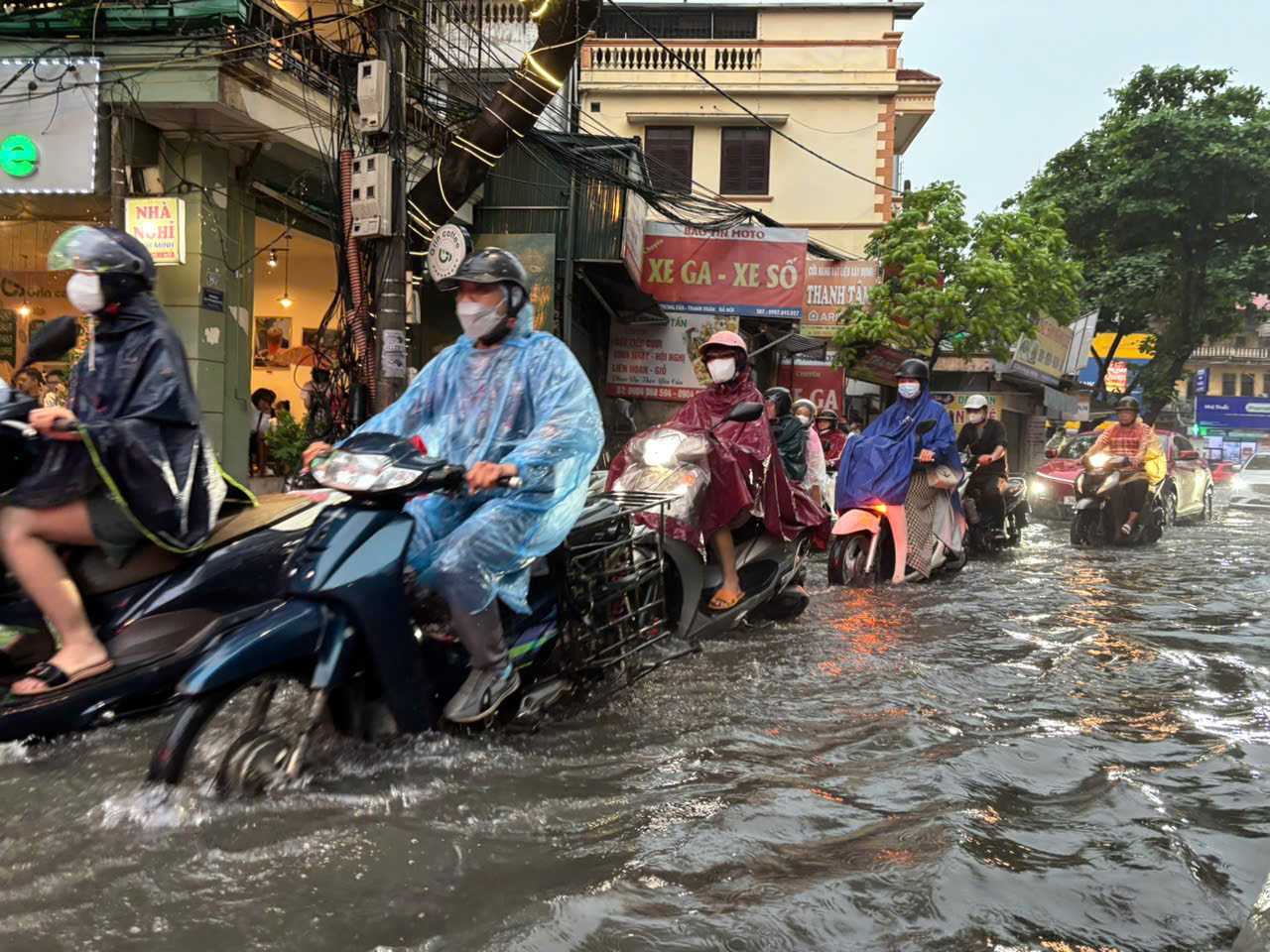 Hà Nội lúc này: Mưa ngập lênh láng nhiều tuyến phố, dân công sở vất vả về nhà giờ tan tầm- Ảnh 8.