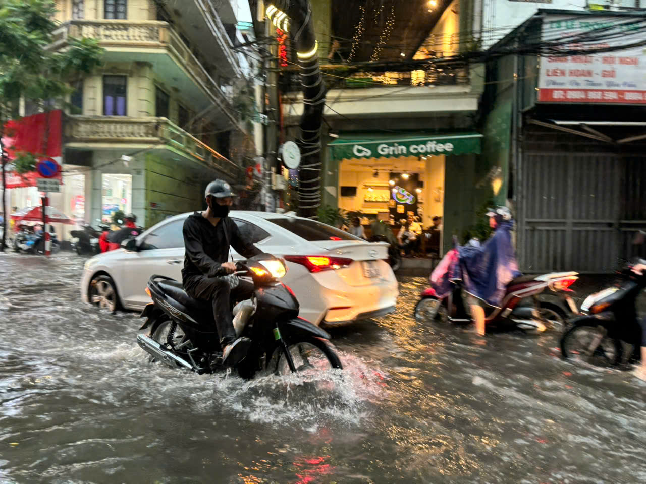 Hà Nội lúc này: Mưa ngập lênh láng nhiều tuyến phố, dân công sở vất vả về nhà giờ tan tầm- Ảnh 10.