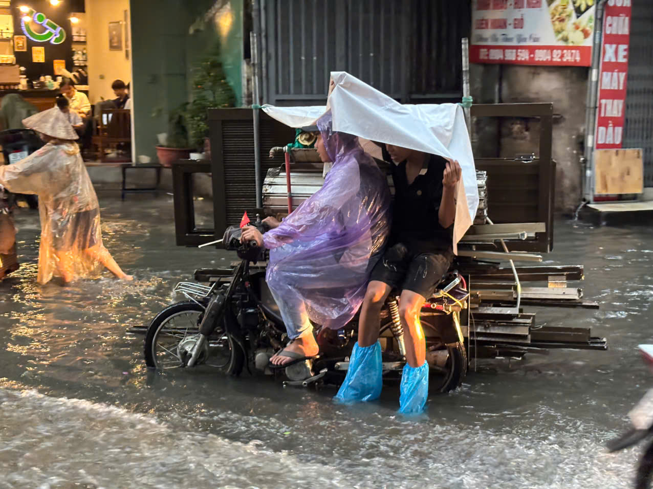 Hà Nội lúc này: Mưa ngập lênh láng nhiều tuyến phố, dân công sở vất vả về nhà giờ tan tầm- Ảnh 9.