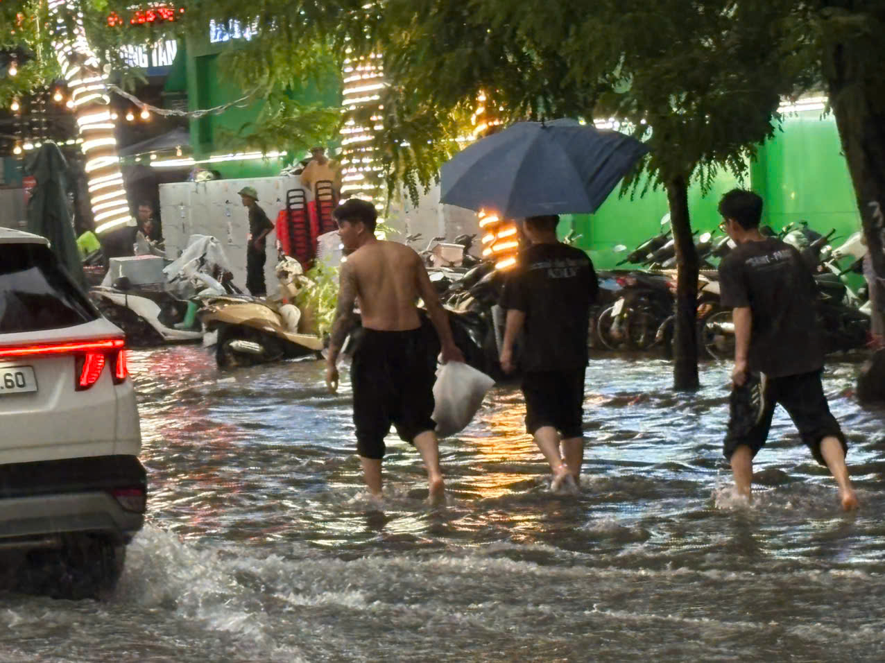 Hà Nội lúc này: Mưa ngập lênh láng nhiều tuyến phố, dân công sở vất vả về nhà giờ tan tầm- Ảnh 11.