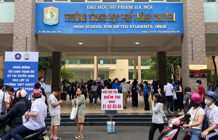 Hơn 5.700 em tranh suất vào lớp 10 THPT chuyên có tỷ lệ 'chọi' cao nhất Hà Nội- Ảnh 1. Hơn 5.700 em tranh suất vào lớp 10 THPT chuyên có tỷ lệ 'chọi' cao nhất Hà Nội- Ảnh 1.