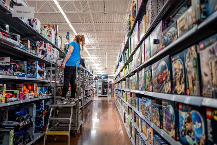 Ngày tàn của 15,5 triệu lao động bán lẻ: Doanh số càng tăng, sa thải càng nhiều, bài học Walmart tăng 150 tỷ USD doanh thu nhưng đuổi việc tới 70.000 người- Ảnh 4.