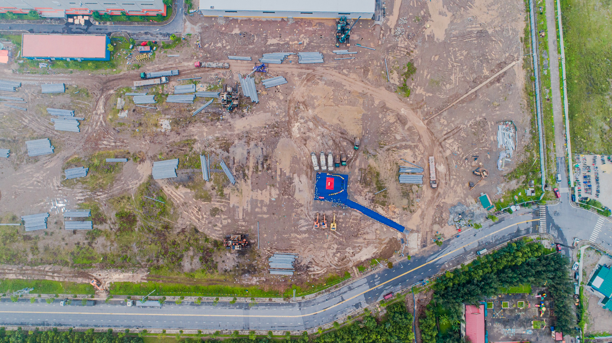 Đằng sau kỳ tích xây dựng nhà máy ô tô Vinfast: Chủ tịch Phạm Nhật Vượng phản hồi sau một phút, chỉ đạo làm kho rộng 12.000 m2 trong 2 tuần- Ảnh 3. Đằng sau kỳ tích xây dựng nhà máy ô tô Vinfast: Chủ tịch Phạm Nhật Vượng phản hồi sau một phút, chỉ đạo làm kho rộng 12.000 m2 trong 2 tuần- Ảnh 3.