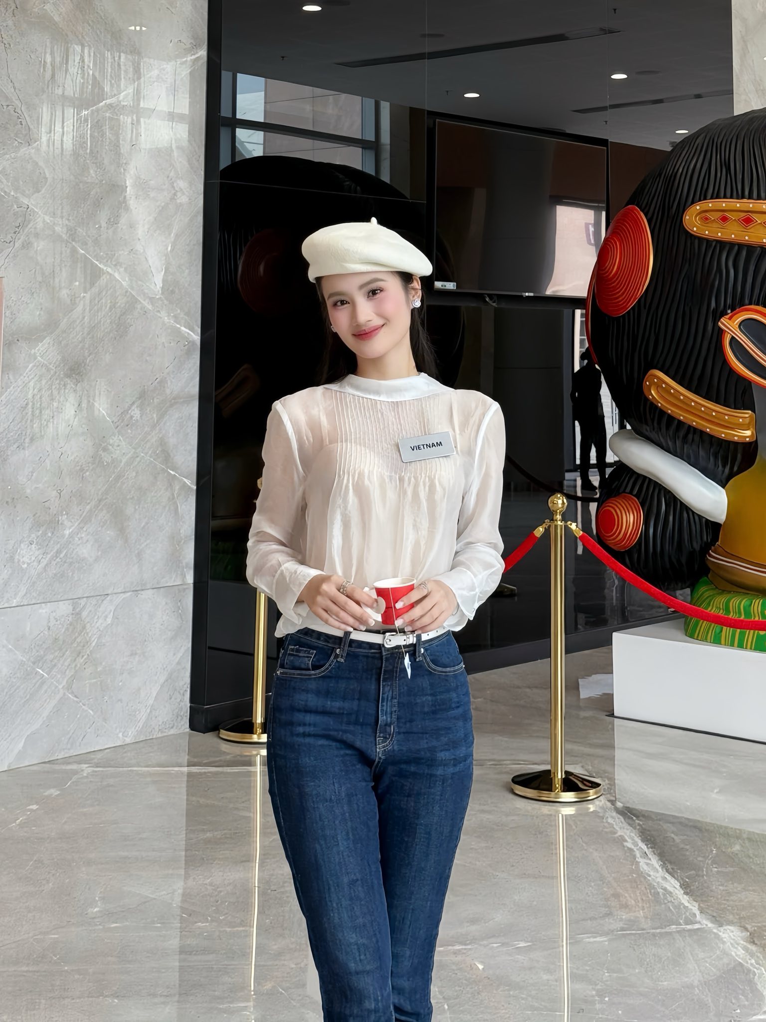 Hoa hậu Ý Nhi về nước sau thành tích Top 40 Miss World, bạn trai lần nữa vắng mặt giữa nghi vấn chia tay- Ảnh 2. Hoa hậu Ý Nhi về nước sau thành tích Top 40 Miss World, bạn trai lần nữa vắng mặt giữa nghi vấn chia tay- Ảnh 2.