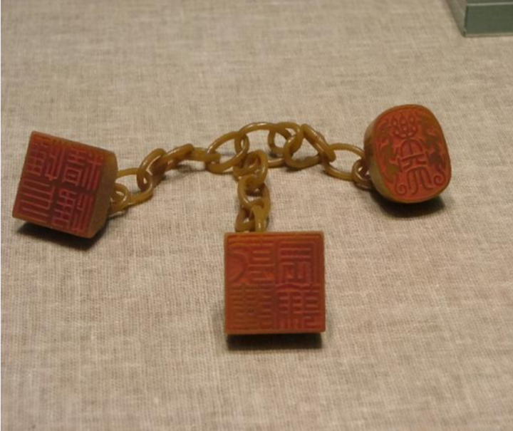 Kiểm tra vật vua Phổ Nghi chết cũng mang theo, chuyên gia vỡ lẽ 'bảo vật vô giá'- Ảnh 1.