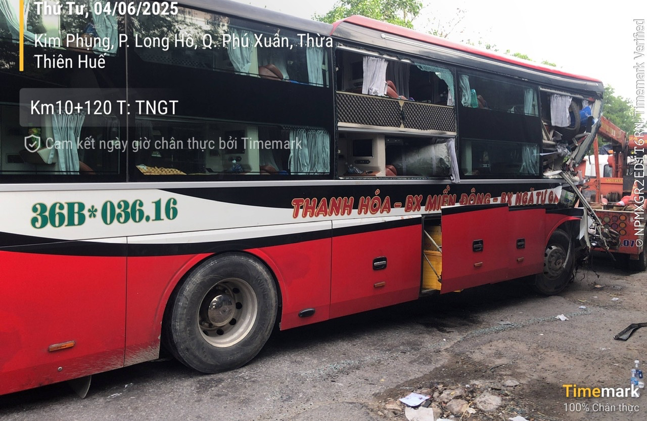 Xe khách húc đuôi xe tải, 1 người chết, 27 người đa chấn thương- Ảnh 1. Xe khách húc đuôi xe tải, 1 người chết, 27 người đa chấn thương- Ảnh 1.