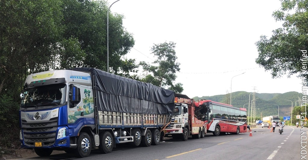 Xe khách húc đuôi xe tải, 1 người chết, 27 người đa chấn thương- Ảnh 2. Xe khách húc đuôi xe tải, 1 người chết, 27 người đa chấn thương- Ảnh 2.