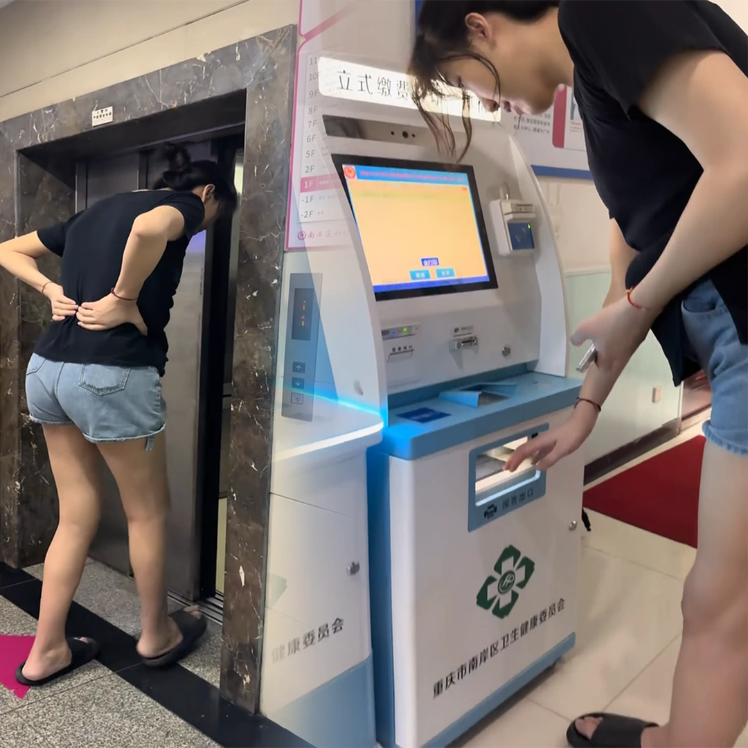 Chàng trai "tí hon" yêu say đắm cô gái "khổng lồ" cao 2m2, biết lý do ai cũng bất ngờ- Ảnh 4.