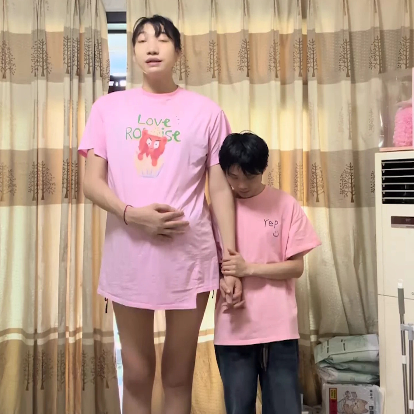 Chàng trai "tí hon" yêu say đắm cô gái "khổng lồ" cao 2m2, biết lý do ai cũng bất ngờ- Ảnh 2.