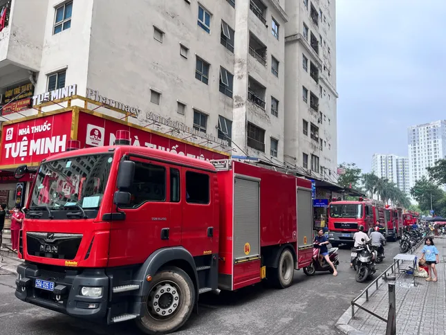 Cháy chung cư ở Hà Nội, khói đen cuồn cuộn bốc ra từ tầng 14- Ảnh 2. Cháy chung cư ở Hà Nội, khói đen cuồn cuộn bốc ra từ tầng 14- Ảnh 2.