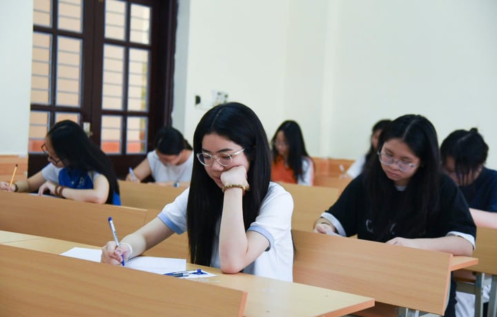 Hơn 5.700 em tranh suất vào lớp 10 THPT chuyên có tỷ lệ 'chọi' cao nhất Hà Nội- Ảnh 4. Hơn 5.700 em tranh suất vào lớp 10 THPT chuyên có tỷ lệ 'chọi' cao nhất Hà Nội- Ảnh 4.