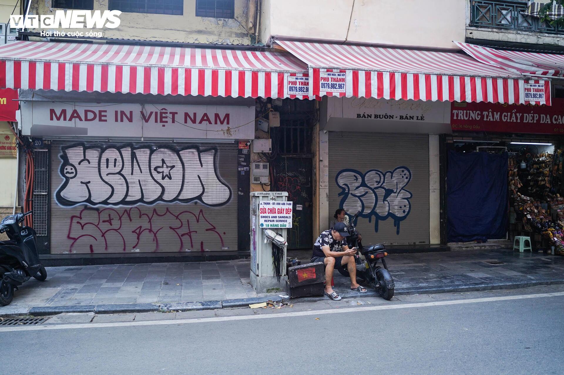 Nhiều gian hàng 'hái ra tiền' trên phố cổ Hà Nội đồng loạt đóng cửa- Ảnh 9. Nhiều gian hàng 'hái ra tiền' trên phố cổ Hà Nội đồng loạt đóng cửa- Ảnh 9.