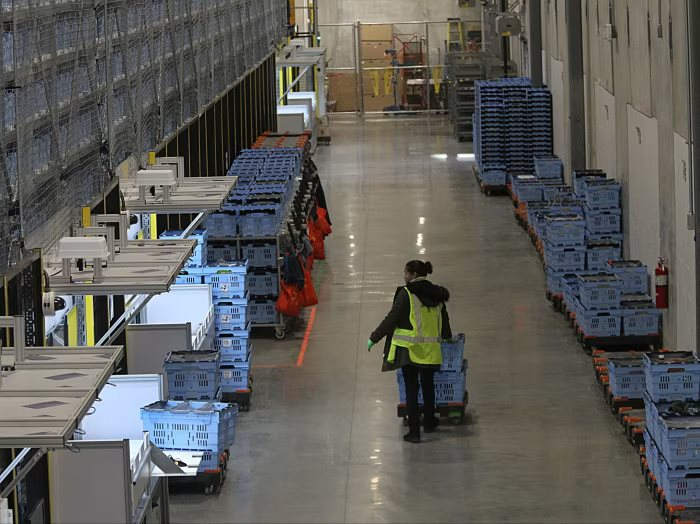Ngày tàn của 15,5 triệu lao động bán lẻ: Doanh số càng tăng, sa thải càng nhiều, bài học Walmart tăng 150 tỷ USD doanh thu nhưng đuổi việc tới 70.000 người- Ảnh 2.