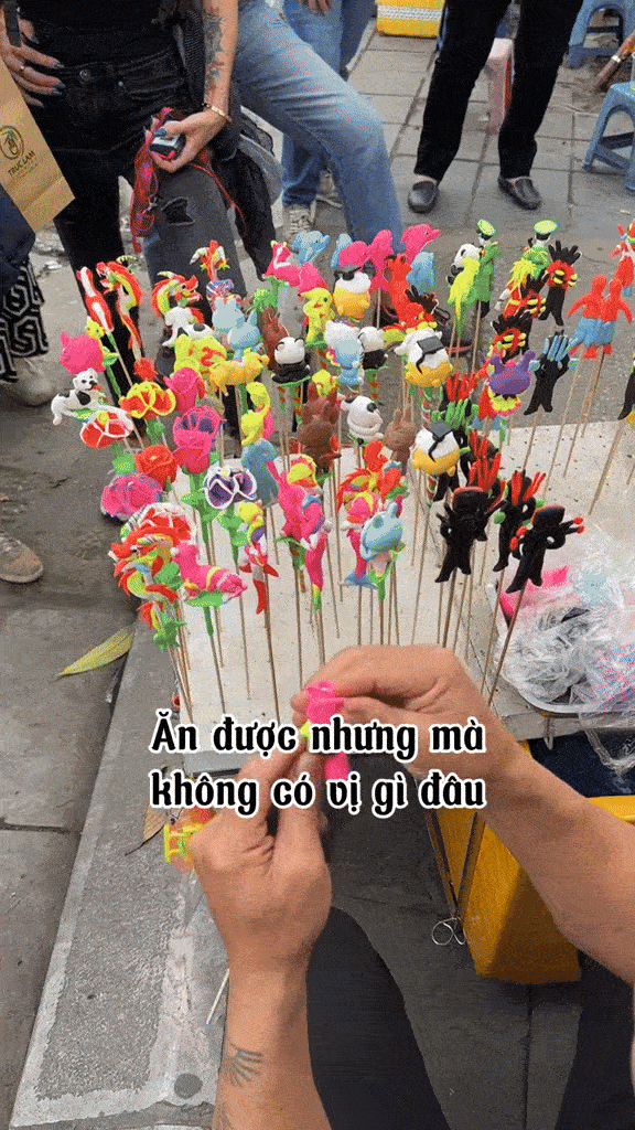 Khách Tây trầm trồ trước món đồ chơi của nhiều trẻ em Việt Nam, nhận xét: Tôi có thể ăn nó được luôn!- Ảnh 2. Khách Tây trầm trồ trước món đồ chơi của nhiều trẻ em Việt Nam, nhận xét: Tôi có thể ăn nó được luôn!- Ảnh 2.