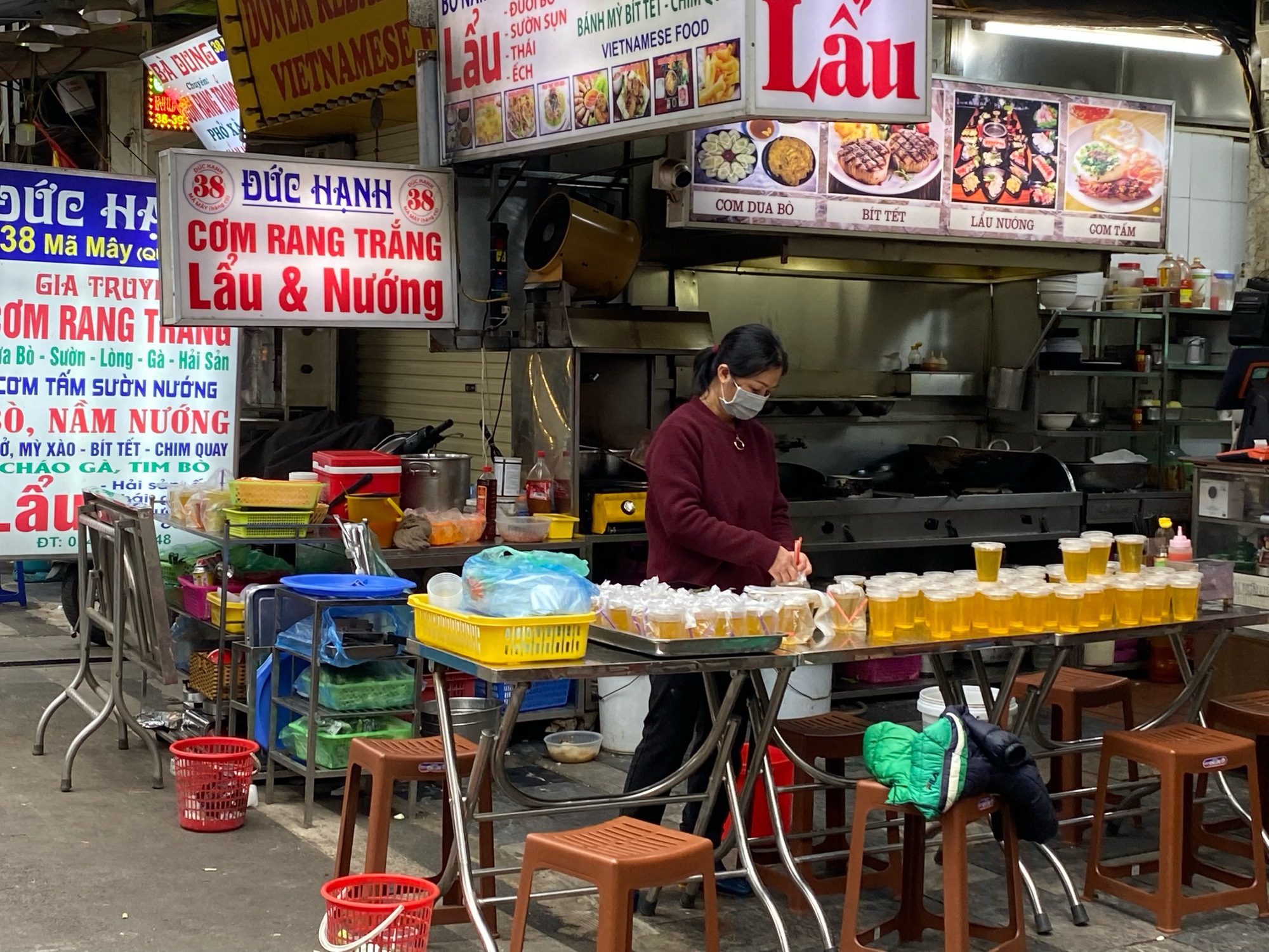 Nhiều cửa hàng chỉ nhận tiền mặt, nếu chuyển khoản thêm thuế 8%- Ảnh 1.