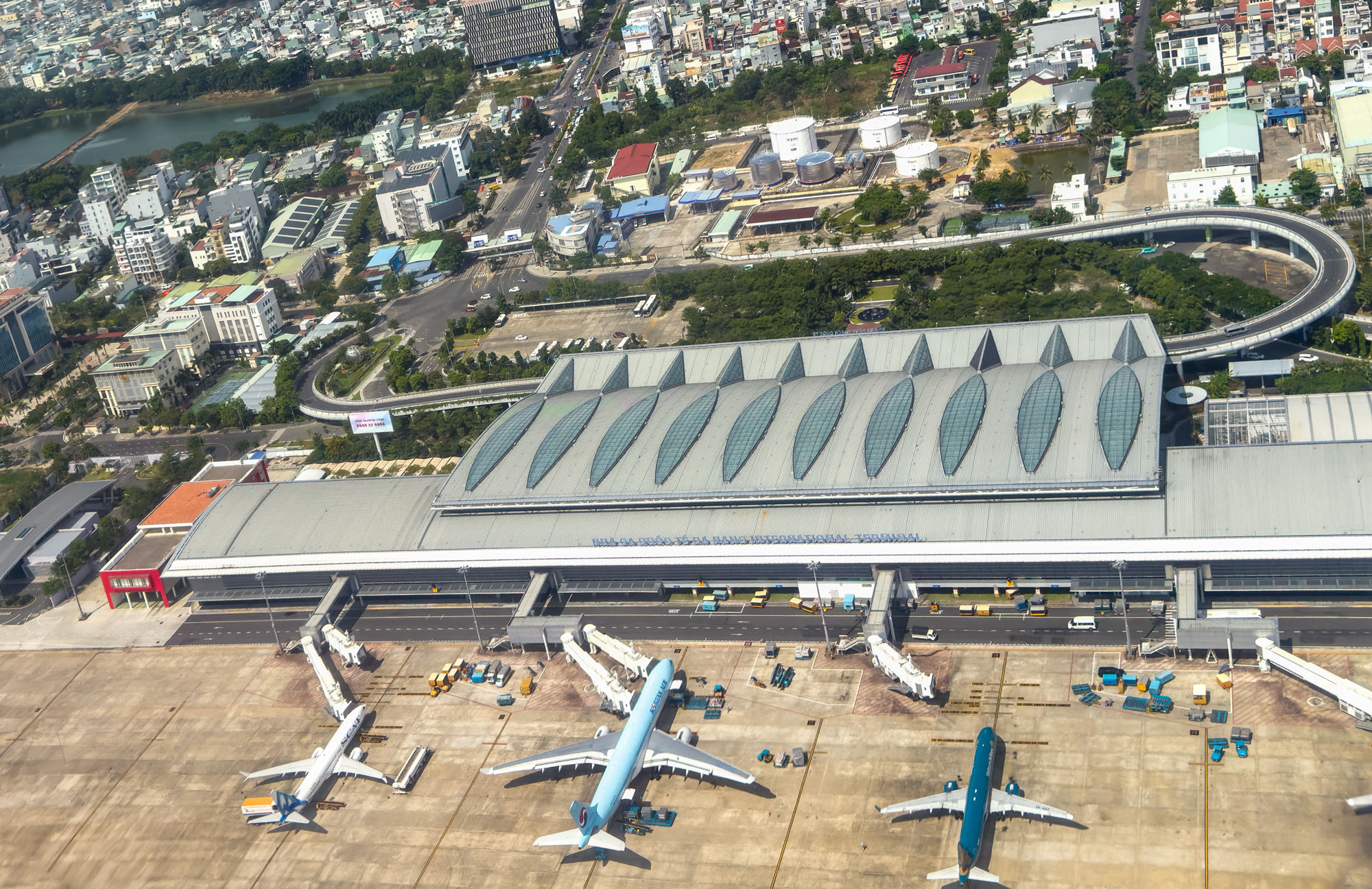 Sân bay Quốc tế Đà Nẵng - "phễu" đón khách du lịch quốc tế: Thủ tục check-in chỉ trong 2 phút, kiểm soát xuất nhập cảnh tự động...- Ảnh 1. Sân bay Quốc tế Đà Nẵng - "phễu" đón khách du lịch quốc tế: Thủ tục check-in chỉ trong 2 phút, kiểm soát xuất nhập cảnh tự động...- Ảnh 1.