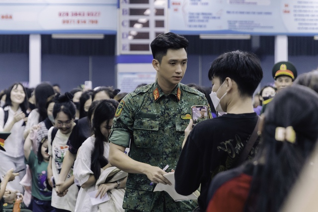 Hình ảnh hiếm thấy ở ga Sài Gòn trong buổi tối đặc biệt: Hơn 700 chiến sĩ đã lên đường thực hiện nhiệm vụ A80!- Ảnh 13. Hình ảnh hiếm thấy ở ga Sài Gòn trong buổi tối đặc biệt: Hơn 700 chiến sĩ đã lên đường thực hiện nhiệm vụ A80!- Ảnh 13.