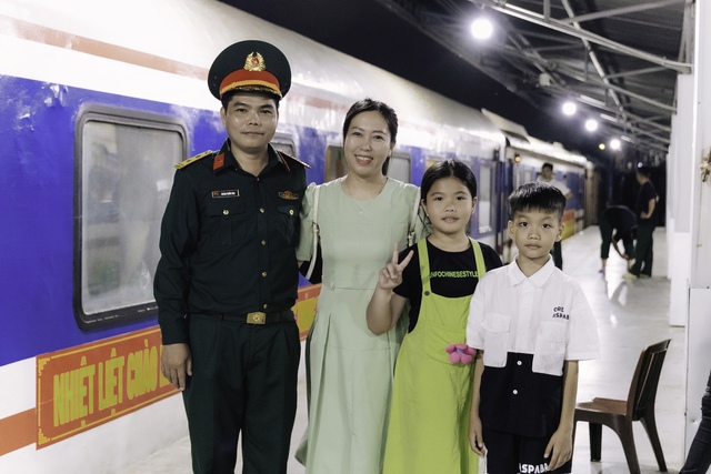 Hình ảnh hiếm thấy ở ga Sài Gòn trong buổi tối đặc biệt: Hơn 700 chiến sĩ đã lên đường thực hiện nhiệm vụ A80!- Ảnh 8. Hình ảnh hiếm thấy ở ga Sài Gòn trong buổi tối đặc biệt: Hơn 700 chiến sĩ đã lên đường thực hiện nhiệm vụ A80!- Ảnh 8.