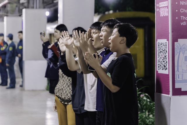 Hình ảnh hiếm thấy ở ga Sài Gòn trong buổi tối đặc biệt: Hơn 700 chiến sĩ đã lên đường thực hiện nhiệm vụ A80!- Ảnh 22. Hình ảnh hiếm thấy ở ga Sài Gòn trong buổi tối đặc biệt: Hơn 700 chiến sĩ đã lên đường thực hiện nhiệm vụ A80!- Ảnh 22.