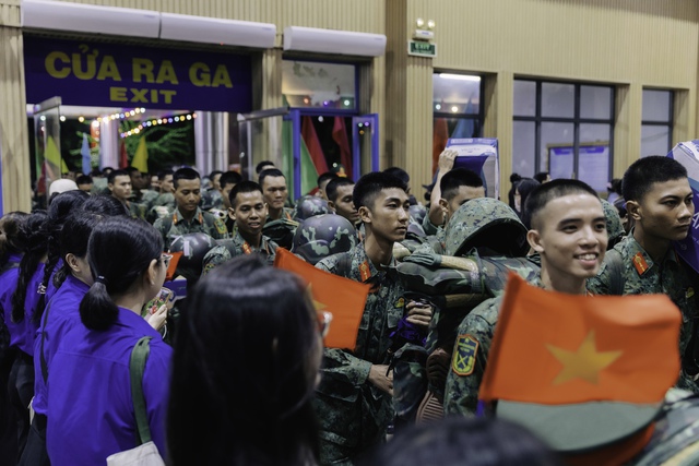 Hình ảnh hiếm thấy ở ga Sài Gòn trong buổi tối đặc biệt: Hơn 700 chiến sĩ đã lên đường thực hiện nhiệm vụ A80!- Ảnh 2. Hình ảnh hiếm thấy ở ga Sài Gòn trong buổi tối đặc biệt: Hơn 700 chiến sĩ đã lên đường thực hiện nhiệm vụ A80!- Ảnh 2.