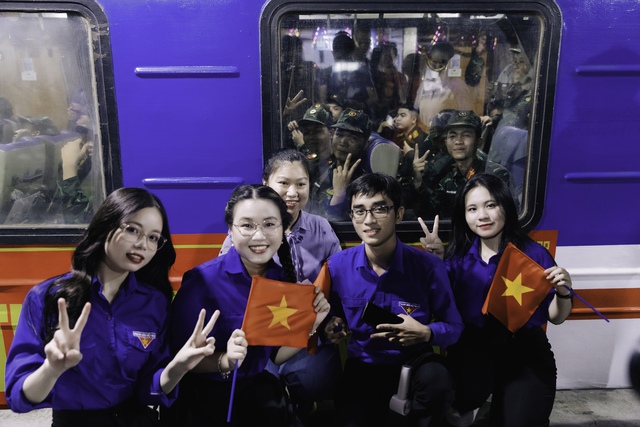 Hình ảnh hiếm thấy ở ga Sài Gòn trong buổi tối đặc biệt: Hơn 700 chiến sĩ đã lên đường thực hiện nhiệm vụ A80!- Ảnh 19. Hình ảnh hiếm thấy ở ga Sài Gòn trong buổi tối đặc biệt: Hơn 700 chiến sĩ đã lên đường thực hiện nhiệm vụ A80!- Ảnh 19.