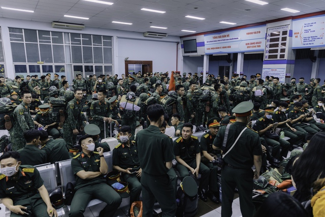 Hình ảnh hiếm thấy ở ga Sài Gòn trong buổi tối đặc biệt: Hơn 700 chiến sĩ đã lên đường thực hiện nhiệm vụ A80!- Ảnh 1. Hình ảnh hiếm thấy ở ga Sài Gòn trong buổi tối đặc biệt: Hơn 700 chiến sĩ đã lên đường thực hiện nhiệm vụ A80!- Ảnh 1.