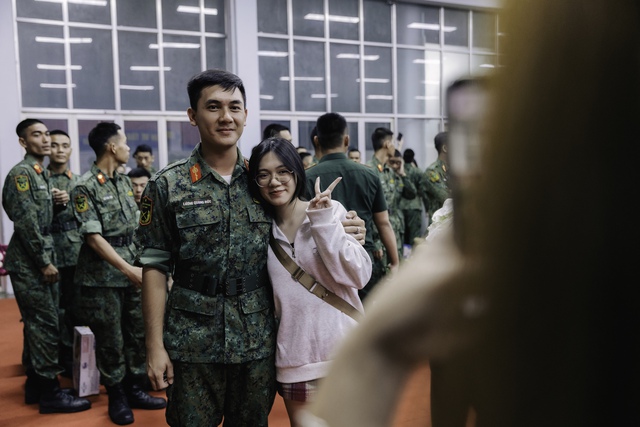 Hình ảnh hiếm thấy ở ga Sài Gòn trong buổi tối đặc biệt: Hơn 700 chiến sĩ đã lên đường thực hiện nhiệm vụ A80!- Ảnh 7. Hình ảnh hiếm thấy ở ga Sài Gòn trong buổi tối đặc biệt: Hơn 700 chiến sĩ đã lên đường thực hiện nhiệm vụ A80!- Ảnh 7.