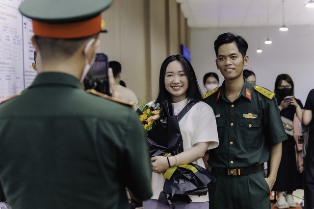Hình ảnh hiếm thấy ở ga Sài Gòn trong buổi tối đặc biệt: Hơn 700 chiến sĩ đã lên đường thực hiện nhiệm vụ A80!- Ảnh 9. Hình ảnh hiếm thấy ở ga Sài Gòn trong buổi tối đặc biệt: Hơn 700 chiến sĩ đã lên đường thực hiện nhiệm vụ A80!- Ảnh 9.
