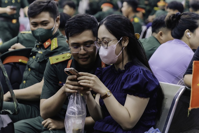 Hình ảnh hiếm thấy ở ga Sài Gòn trong buổi tối đặc biệt: Hơn 700 chiến sĩ đã lên đường thực hiện nhiệm vụ A80!- Ảnh 6. Hình ảnh hiếm thấy ở ga Sài Gòn trong buổi tối đặc biệt: Hơn 700 chiến sĩ đã lên đường thực hiện nhiệm vụ A80!- Ảnh 6.