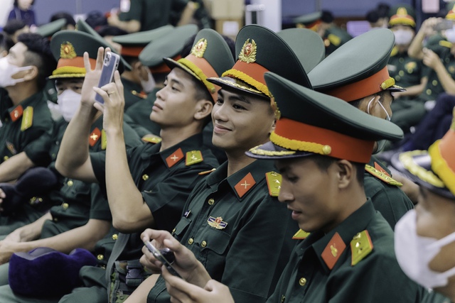 Hình ảnh hiếm thấy ở ga Sài Gòn trong buổi tối đặc biệt: Hơn 700 chiến sĩ đã lên đường thực hiện nhiệm vụ A80!- Ảnh 4. Hình ảnh hiếm thấy ở ga Sài Gòn trong buổi tối đặc biệt: Hơn 700 chiến sĩ đã lên đường thực hiện nhiệm vụ A80!- Ảnh 4.