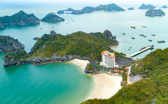 Bờ biển của "đảo ngọc" miền Bắc thay đổi sau gần 1 năm: Nhiều du khách bất ngờ không nhận ra- Ảnh 1. Bờ biển của "đảo ngọc" miền Bắc thay đổi sau gần 1 năm: Nhiều du khách bất ngờ không nhận ra- Ảnh 1.