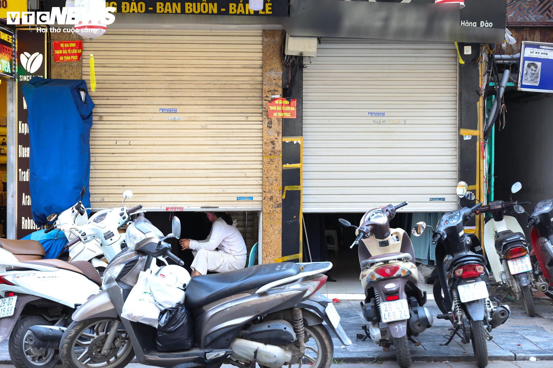 Nhiều gian hàng 'hái ra tiền' trên phố cổ Hà Nội đồng loạt đóng cửa- Ảnh 8. Nhiều gian hàng 'hái ra tiền' trên phố cổ Hà Nội đồng loạt đóng cửa- Ảnh 8.