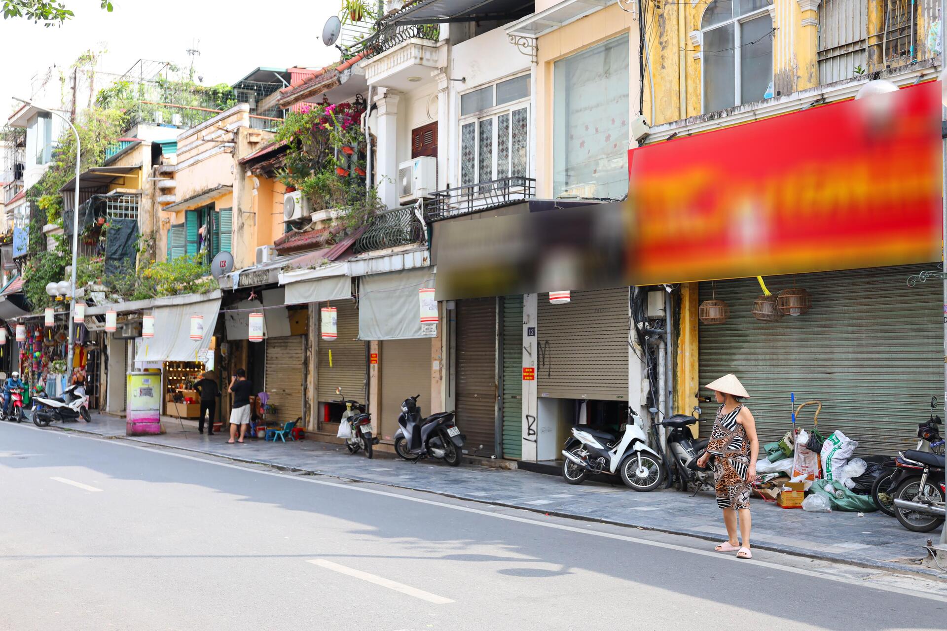 Nhiều gian hàng 'hái ra tiền' trên phố cổ Hà Nội đồng loạt đóng cửa- Ảnh 3. Nhiều gian hàng 'hái ra tiền' trên phố cổ Hà Nội đồng loạt đóng cửa- Ảnh 3.