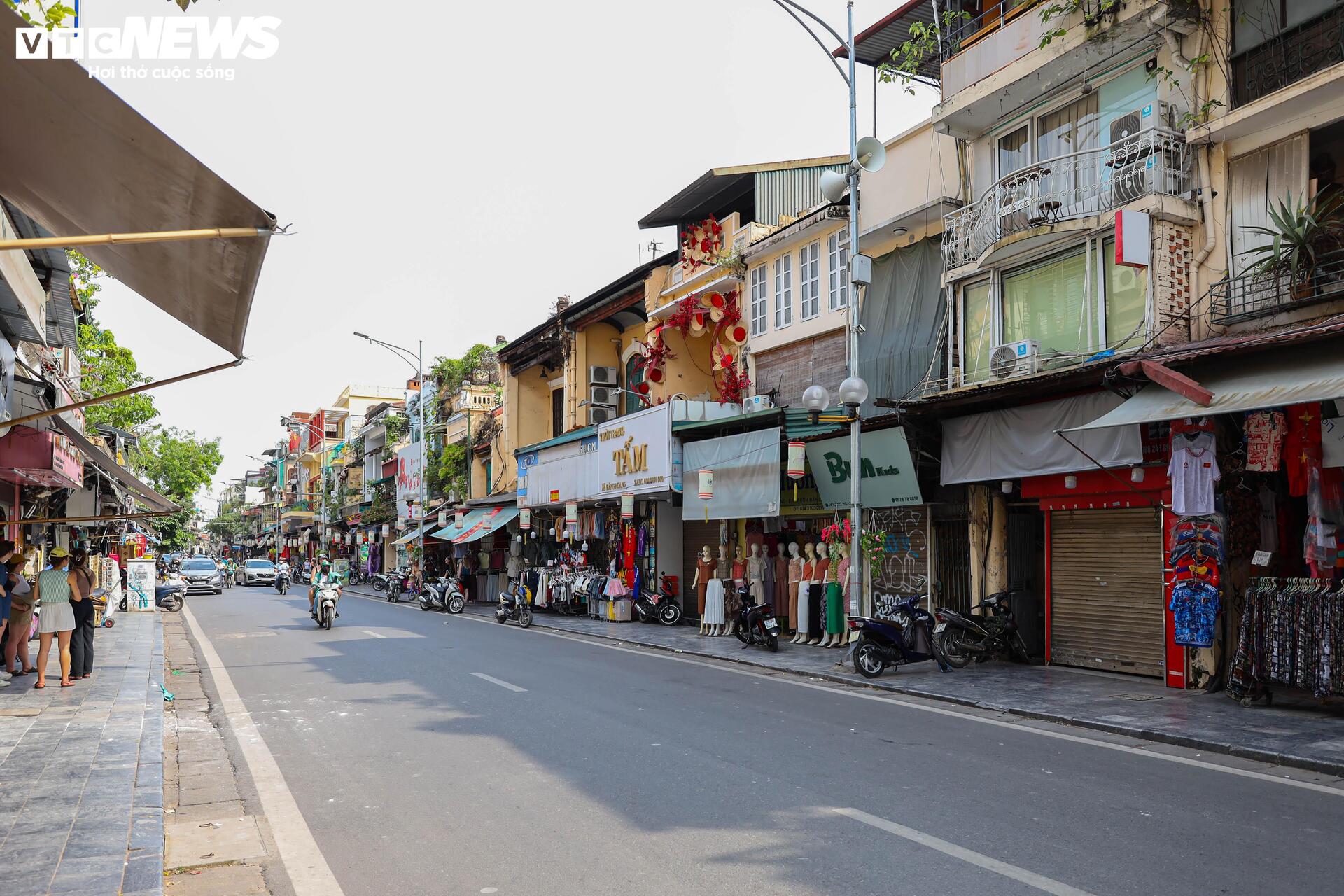 Nhiều gian hàng 'hái ra tiền' trên phố cổ Hà Nội đồng loạt đóng cửa- Ảnh 1. Nhiều gian hàng 'hái ra tiền' trên phố cổ Hà Nội đồng loạt đóng cửa- Ảnh 1.